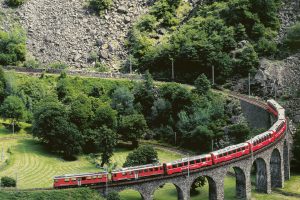 Der Bernina Express auf dem Kreisviadukt in Brusio. Bild: Christof Sonderegger